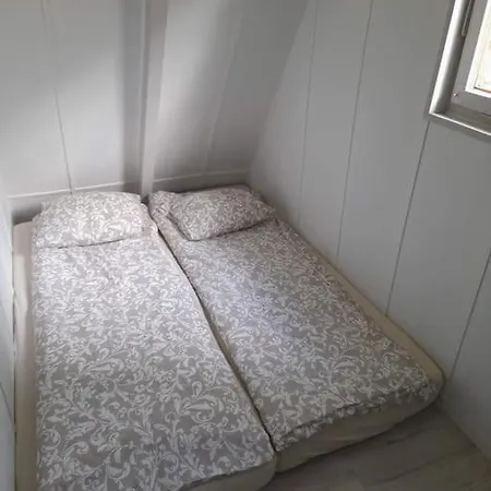 Kaminsko, Puszcza Zielonka, Dom Nad Jeziorem