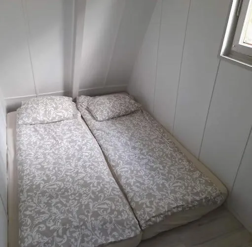 Kaminsko, Puszcza Zielonka, Dom Nad Jeziorem