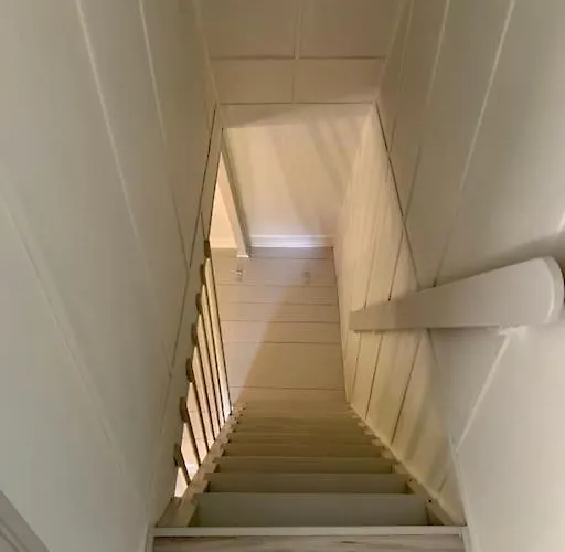 Kaminsko, Puszcza Zielonka, Dom Nad Jeziorem *