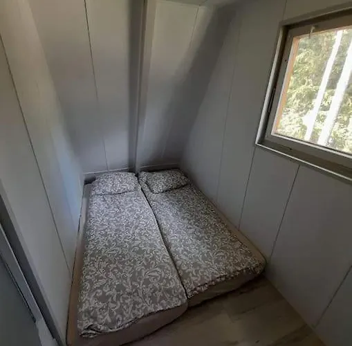 Kaminsko, Puszcza Zielonka, Dom Nad Jeziorem