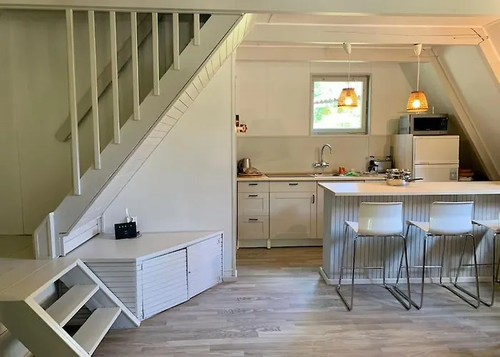 Kaminsko, Puszcza Zielonka, Dom Nad Jeziorem *